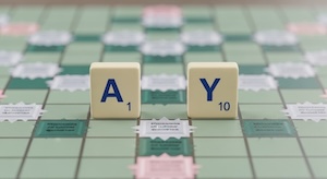 Le mot AY sur un plateau de Scrabble